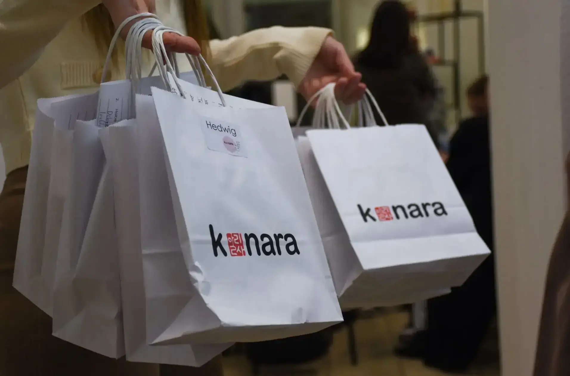 Regale mit vielen verschiedenen koreanischen Kosmetikprodukten im Kosmetikstore k-nara in Linz